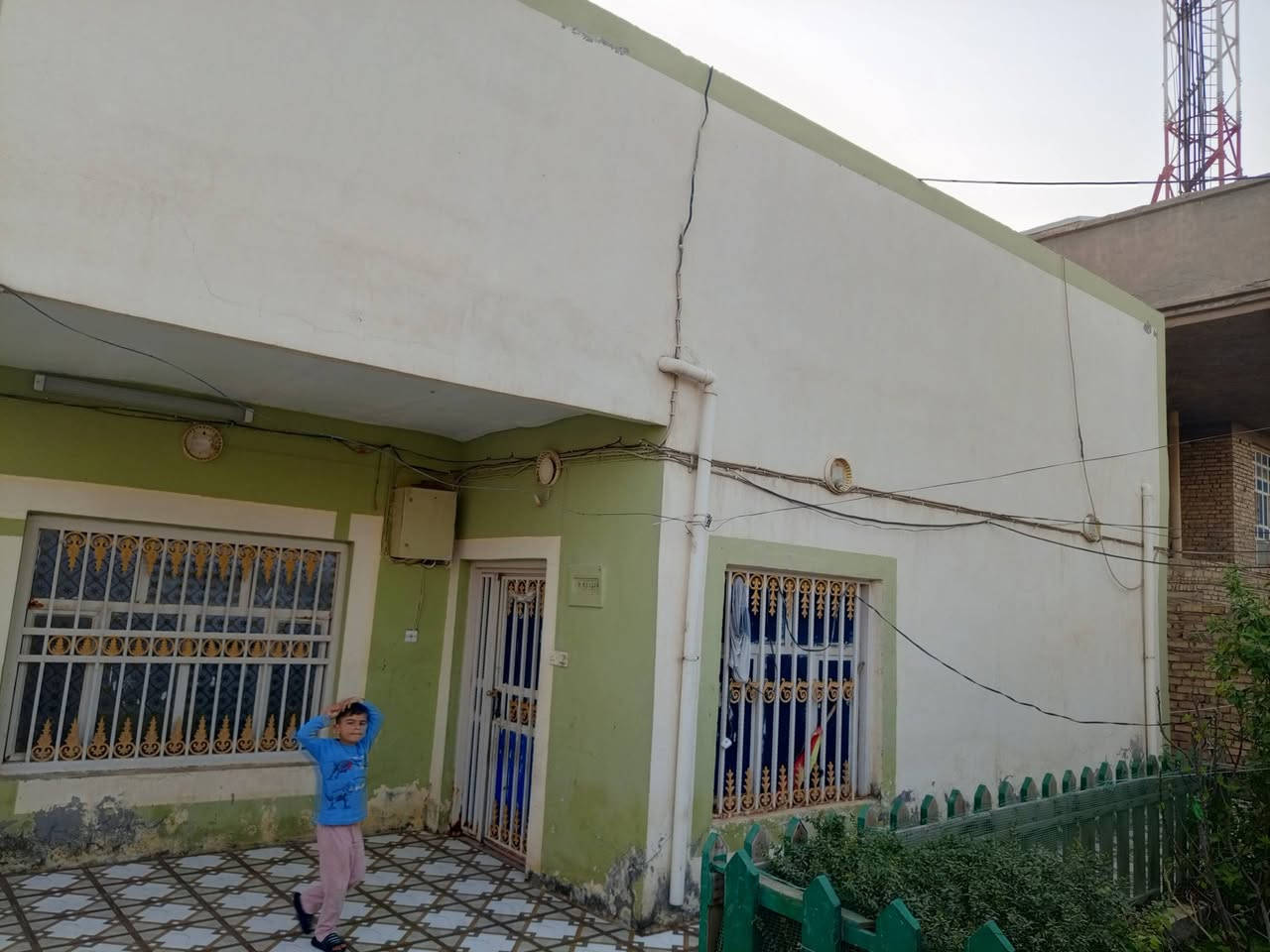 بيت للبيع حي الصدر الرابع قرب مدرسة العراق موقع البيت كلش مميز عالشارع الرئسيه مساحت البيت 301 بالطابو مع فضله 60متر تابعه للبيت 
مكون من صالتين وبراني ومطبخ وغرف اثنين جوه مع مخزن بالاخير يصلح غرفه مساحة كلش جبيرة موقع تجاري يوجد غرفة بالطابق الثاني فقط الاستفسار الاتصال 
***********
