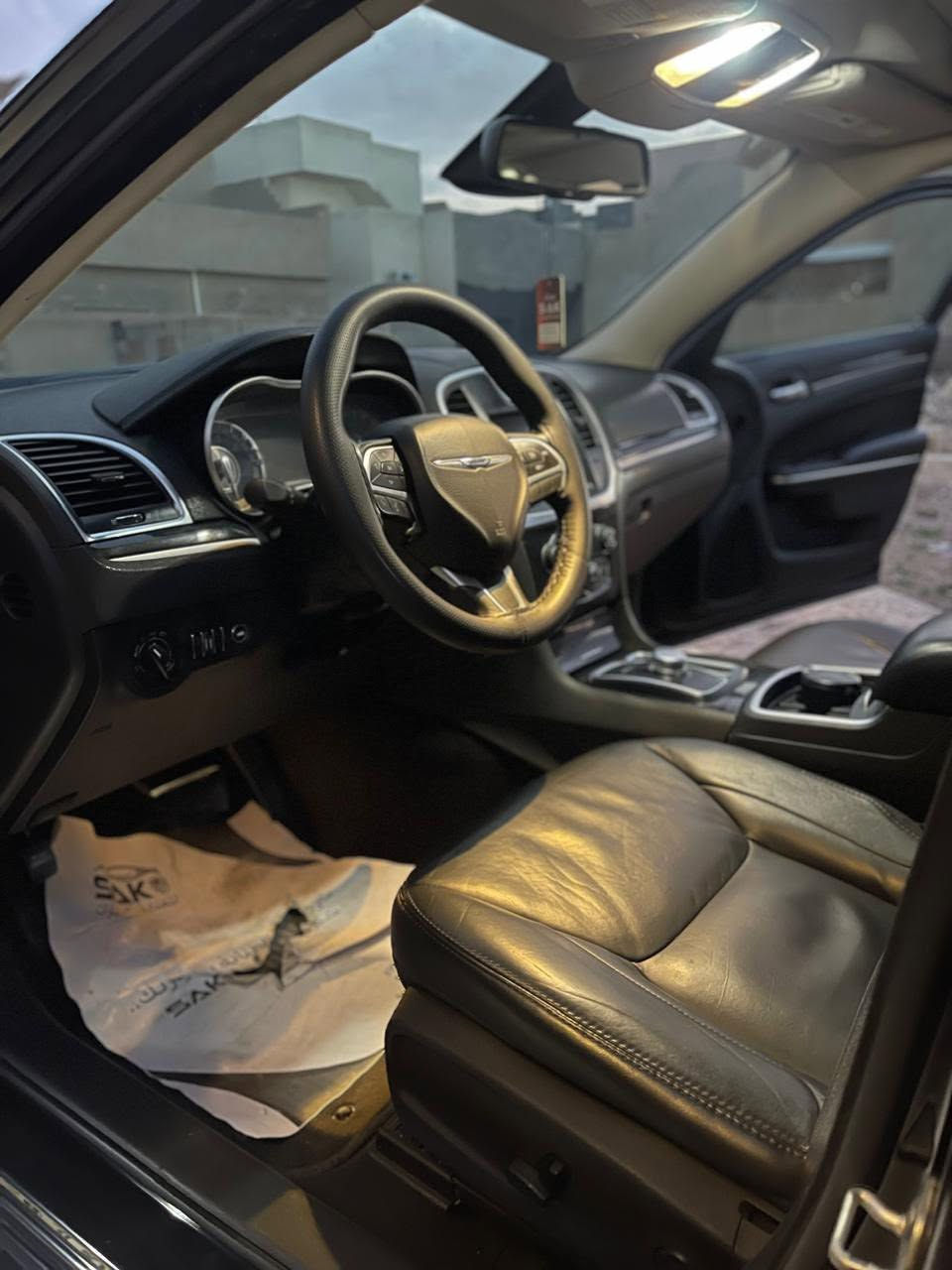 السلام عليكم
كرايسلر 300c موديل 2016 حادثها جاملغ خلفي بدون دواخل بجم كبس السياره بدون ارباك السياره تو ويل رقمها بغداد ب اسمي   فول موصفات بانوراما قطعتين هيتر ب مرايه  كير ماوس  بصمه دخول تشغيل عن بعد مكينه  وكير مكفولات بشرط برغي ما مفتوح السياره عليها ادامه صدر + فيتبم كله جديد السياره استخدام شخصي 
***********
