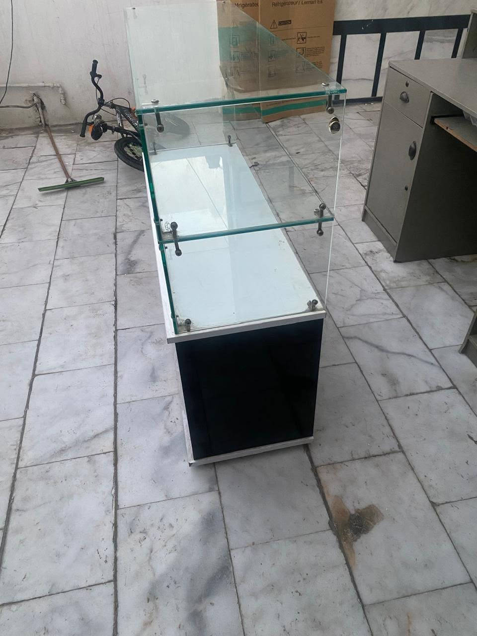 سلام عليكم
لبيع بسعر مناسب 
العنوان بغداد الحرية 
***********
