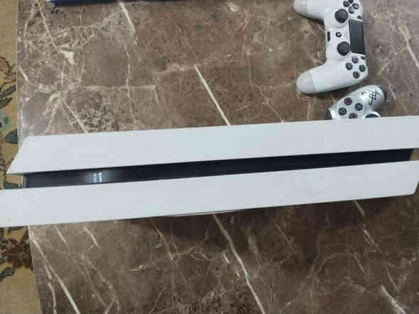 سلام عليكم  بلي٤ فات ذاكره (واحد تيره)كامل ملحقاته مثل مواضح بل صور بس بي فطر بسيط ملحقاته فيفا2021 وا ذكروتو وا موتر كومبارت جزء١١ وجوستك عدد2 سعر 220وبي مجال بسيط حك الجيه المكابغداد حي الجهاد رقم تواصل ***********
