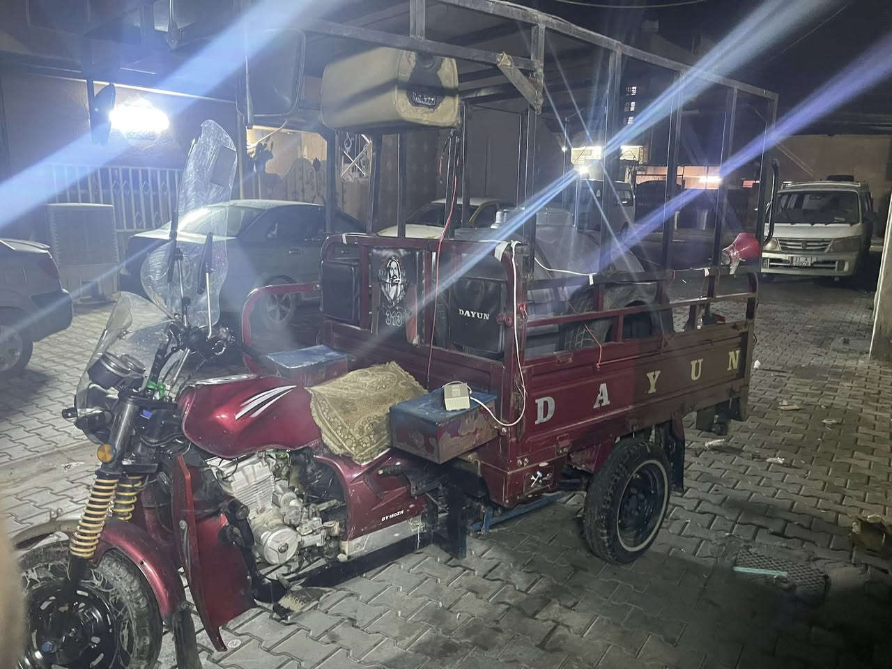 لام عليكم ستوتة للبيع مديل 20 كهربائيات شغاله مكفوله أوراق كامله ماعدا التانكي ولدمام تخم تاير جديد *********** 
مليون أو 750 أو بيها مجال
