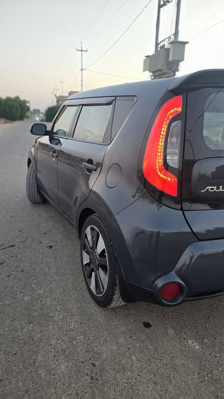 السلام عليكم 
كيا صول 2015 plus
سياوه حلوه وجديده وجاهزه من كلشي بأسمي 
ماشيه125mi
صبغ بنيد فقط بدون دواخل وصبغ قليل مسطره الجنطه 
118$وبيها مجال بسيط 
***********
