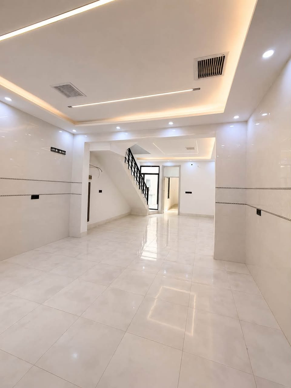 بيت للبيع في شوراو 🏠✨
بيت طابقين بمساحة 100 متر، موقعه حلو بـ شوراو وقريب على الشارع العام.

البيت مرتب وجاهز للسكن، يحتوي على:

✅ كراج سيارة
✅ صالة معيشة
✅ مطبخ حار
✅مطبخ بارد
✅ غرفة نوم بالطابق الأرضي
✅ غرفتين بالطابق الثاني، وحدة منهن سويت
✅ 3 تواليت
✅ 2 حمام

بيت عائلي حلو، تصميمه حديث، إضاءته مرتبة، ومكانه قريب من الخدمات والشارع العام.

للمعاينة والاستفسار راسلونا على الخاص ✅*********** 📞 WhatsApp
