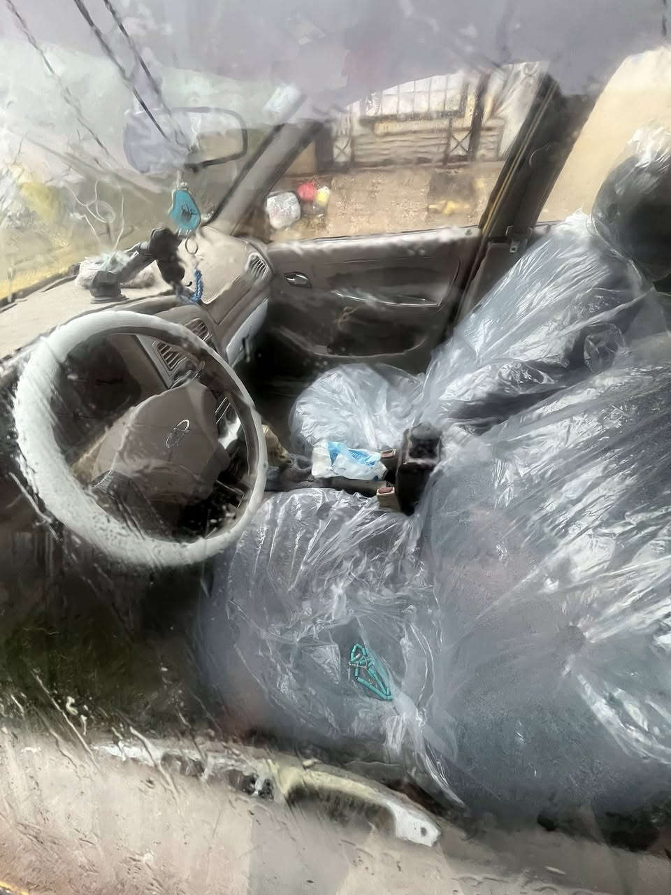 السلام عليكم للبيع شيري كوين موديل٢٠١٠
السنوية لل٢٧راعيها موجود بالزبير  يريد تحويل 
السيارة كاملة حدادية جديدة تايرات صارلي ٣اشهر من شادهن دوشمة جديده السيارة بس تبريدها ألفان مالته ضعيف ومنقص غاز المكينه بيها خيط تبخير 
سعر السيارة ٣٢وبيها مجال مكاني البصرة حمدان
رقمي ***********
