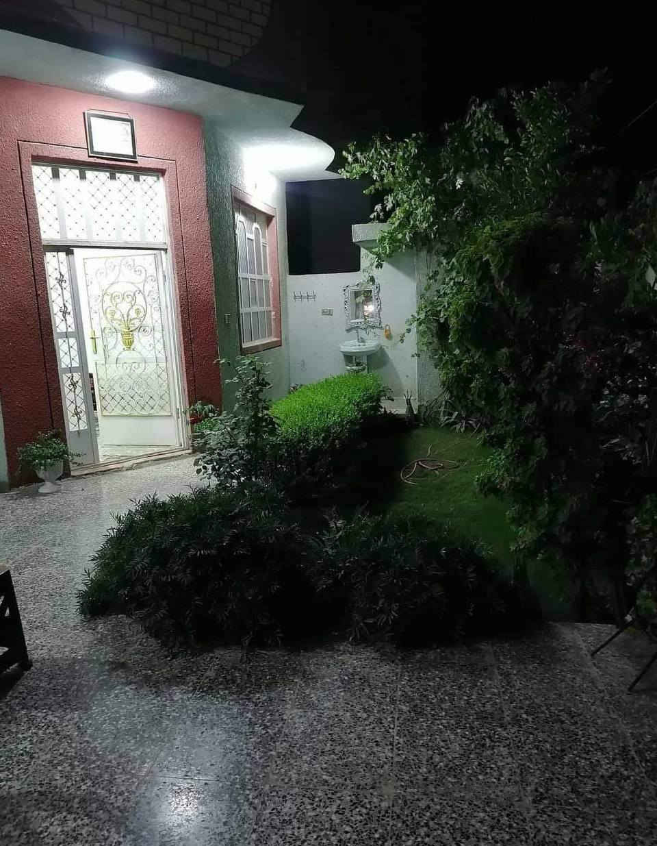 دار للأيجار مساحة 200م غرفتين نوم وصالة ومطبخ حمام داخلي وغربي تواليت خارجي +كراج سياره+حديقه العنوان حي السلام عبور مشروع المراسمة فرع جامع الرقيب ...
ايجاره 300 للأستفسار ***********واتساب
