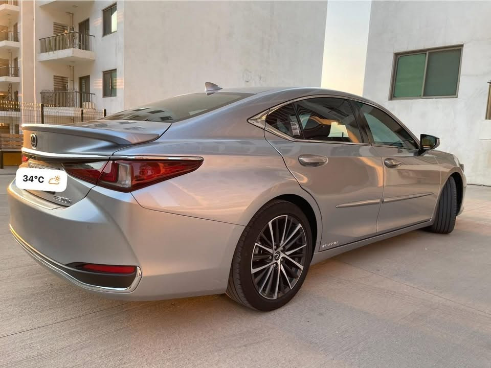 السلام عليكم
� للبيع  Lexus ES300h موديل 2022

 رقم بغداد

 ماشية: 60,000 كم

 المواصفات:

 محرك 2.5 لتر هايبرد اقتصادي وقوي

 مودات قيادة متعددة (Eco / Normal / Sport)

 شفتات تبديل سرعات على الستيرن

 داخلية جلد أسود

 مقاعد كهربائية

 مقاعد جلد والأمامية تبريد وتدفئة

 رادار أمامي وخلفي
ستيرن كهرباء
كرسي السائق ميموري خزن اكثر من وضعية

 حساسات أمامية وخلفية

 أنظمة قيادة ومساعدة ذكية وفول تحكم ستيرن

 شاشة وسطية كبيرة

 نظام ISOFIX لتثبيت مقاعد الأطفال

 تشغيل بصمة ودخول ذكي

 مثبت سرعة وأنظمة أمان متقدمة

 تكييف أوتوماتيك مزدوج

      سلايد

: بنيد فقط صبغ + دعاميات

 باقي جسم السيارة كفالة

 حدادية، كير، ومحرك مكفولة بالكامل

 تخم تايرات جديد نوع Bridgestone

 استخدام شخصي

 السيارة نظيفة جداً ولا تحتاج أي مصروف

سيارة فخمة، اقتصادية بالوقود، ومريحة جداً

 كلشي مذكور بالمنشور ومرفقة صور السيارة حالياً وصور المزاد بأمريكا .

السعر 245 والسعر مناسب جداً وكذلك الحادث مقارنة بالموجود من ناحية السعر والحادث

*********** ابو فارس
