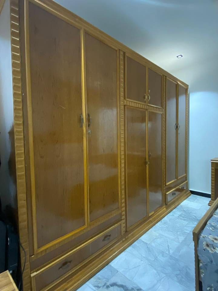 السلام عليكم 
عندي غرفه صاج عراقي نضيفه جدا 
6 قطع 
كنتور ٦ بيبان لغرفه ضخمه ونضيفه 
مكاني بغداد الشالجية
سعرهه : مليون ٢٥٠ ومجاله جدا بسيط 
***********
