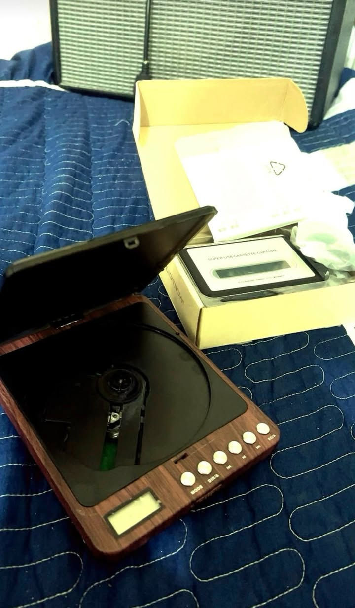 السلام عليكم متوفر مسجل كاسيت ومسجل اقراص cd وعندي 28 كاسيت اجنبي بيهن ايرون ميدن وبلاك سباث وميتال وبعد اشياء هواي ملوزه سعر نهائي 75 رقم ***********
