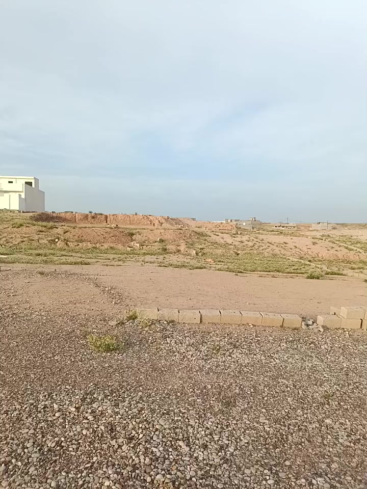 قطعه للبيع حي الشرطه خلف جامع مالك الملك بنص البناء 200متر سعر 10وبيها كل المجال لان محتاج
***********
