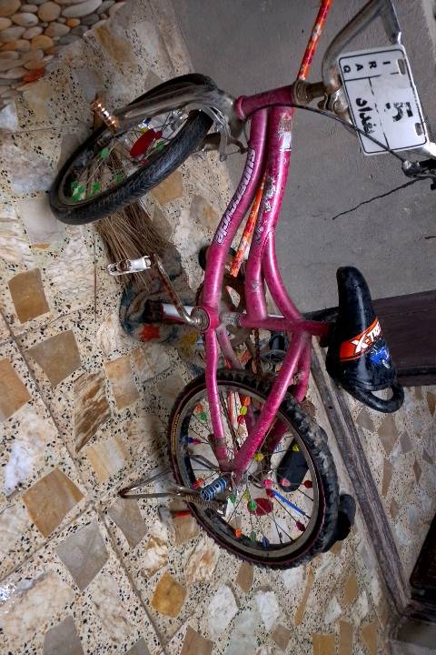 بايسكل أطفال لون وردي بحالة جيدة. يتميز بتصميم جذاب وعجلات متعددة الألوان مع زخرفات. مقعد مريح وعامود قيادة مزود بلوحة رقمية لإضافة لمسة فريدة. مناسب للمغامرات اليومية واللعب في الحديقة.