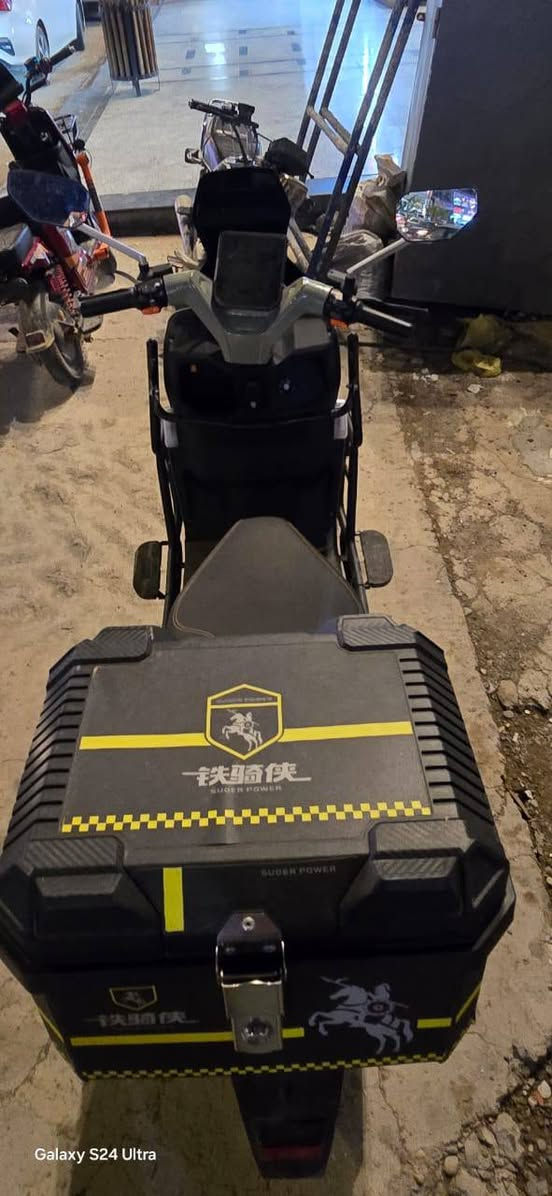 سلام عليكم دراجه شحن لبيع دراجه جديده صارلها شهرين من أخذتها من شغل لبيت ماطلع بيها الشحنة الواحدة تمشيك  سبعين كيلو سويجين بصمتين سعر 900 وبيها مجال لتواصل رقمي *********** وخاص هم متواجد المكان ديالى بعقوبة
