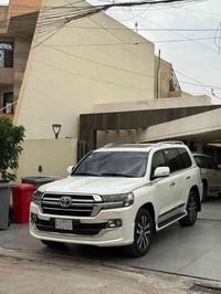 تويوتا لاندكروز  (ساز)  موديل 2019   ماشية 155 كيلو متر   فول السيارة ...