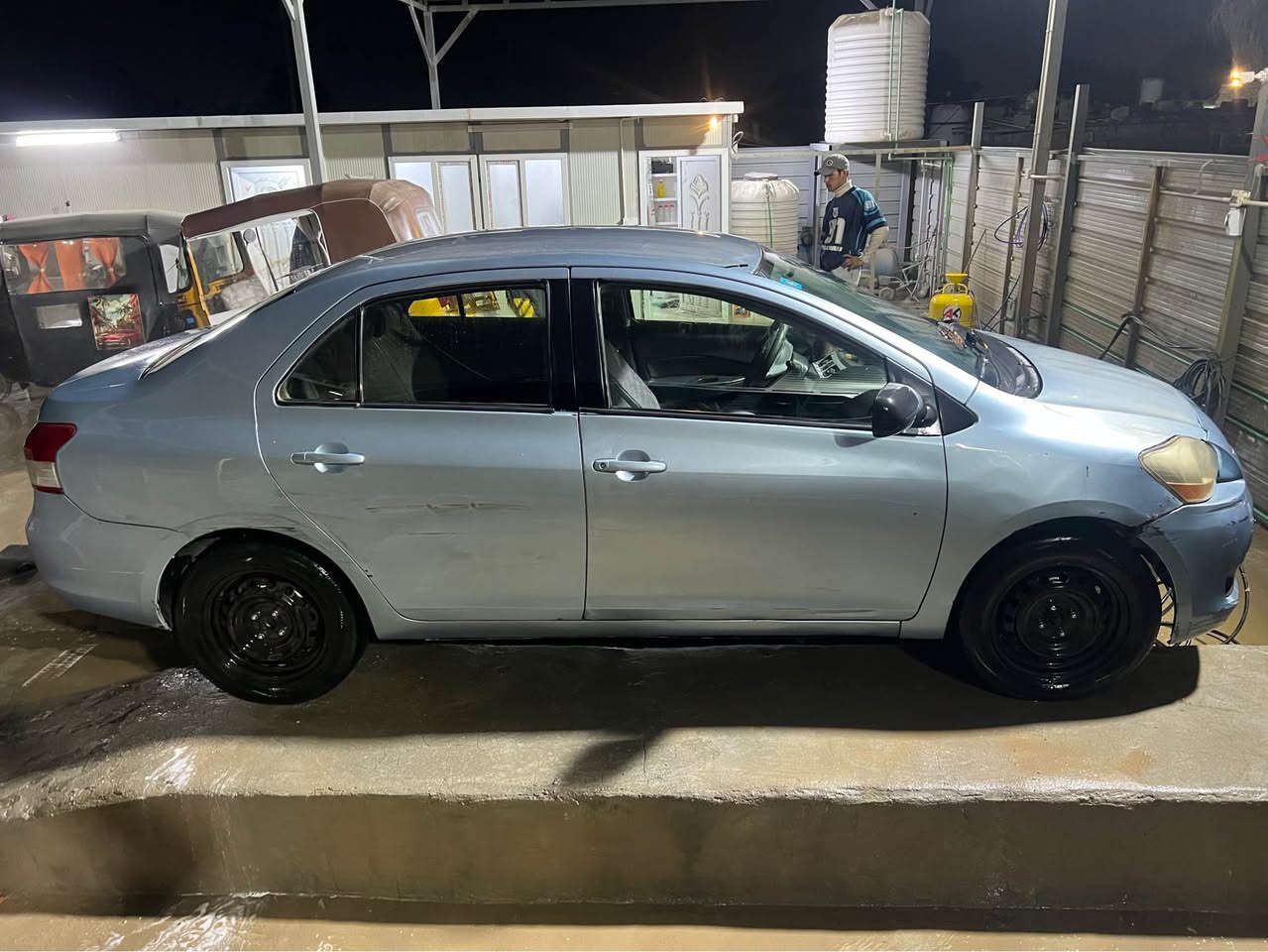 مكفولة كامل محرك و كير 
باتري جديد زوج تايرات جدد
السيارة ممصبوغة عل حالها 
وارد امريكي حادث خلفي و بالعراق طخطخات خفيفة موضحة بالصور 
السيارة نظيفة و اقتصادية كلش
ضايفلها كاميرا خلفية و شاشه تابلت 
نقصها حدادية فقط 
السعر 72 ورقة 
مكان السيارة بغداد 
رقم : *********** بغداد, العراق
