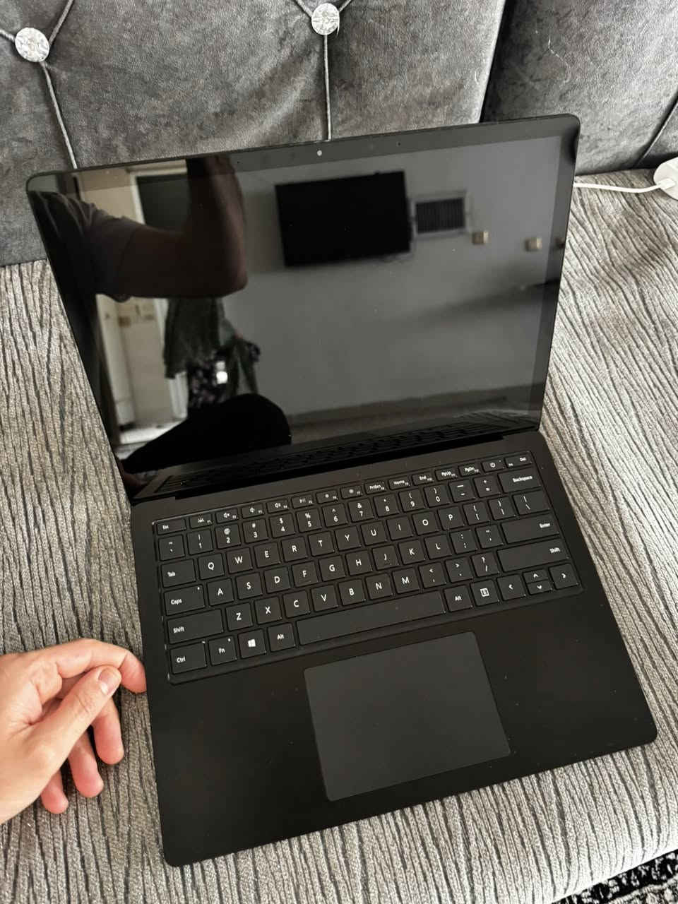Surface laptop 3 13.5
بيع فقط 
Surface Laptop 3 
لمس 2k 
Core i7 1065  الجيل العاشر 
 رام 16GB DDR 4.
• **الهارد**: 256GB  قابل للزياده  SSD (سريع جداً).

• **كرت الشاشة**:  8GB Intel Iris Plus.
• **البطارية**: تدوم لفترة طويلة 6-8 ساعات .
• **المميزات**: تصميم أنيق، خفيف الوزن، وكيبورد مريح
مصنوع من  معدن ألومنيوم و جلد الكانترا الإيطالي .
بيع فقط 
السعر ٥٥٠  الف


**إذا كنت صاحب هذا الإعلان وتريد حذفه لأي سبب، رجاءا أرسل رسالة إلى الدعم الفني**