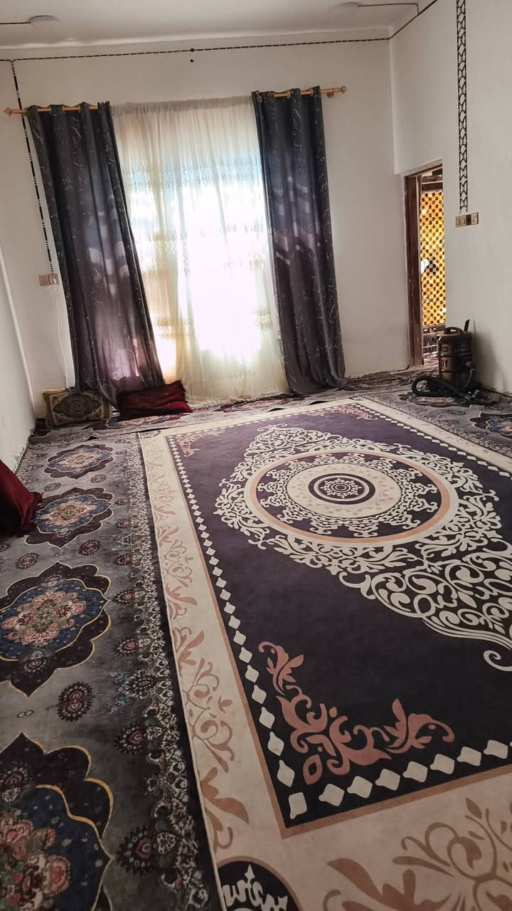السلام عليكم بيت للبيع قرب ساحة الطف بحي زهراء يتكون من غرفتين وصالتين واستقبال ومطبخ وصحيات خارجيه وداخليه ومدخل مساحة ٣٠٠مترلاتصال على رقم ‏‪***********‬‏ ملاحظة بناء طابوك سعر خاص
