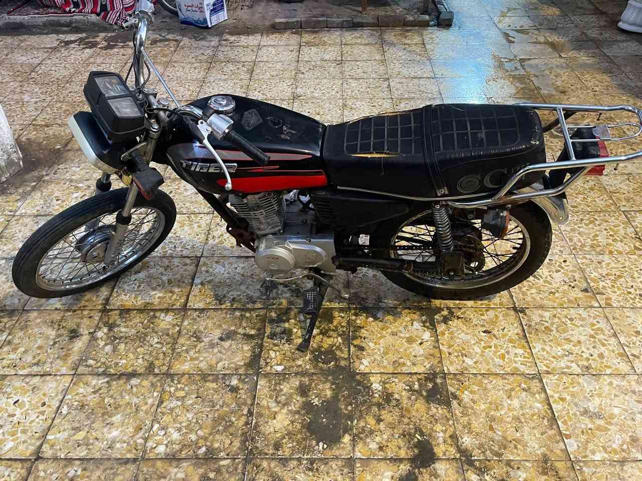 السلام عليكم دراجه تايجر موديل 22 اوراقها ضايعه مقفوله من السرقه السعر 300 قفل مكاني  بصره وهذا رقمي بالواتساب ***********
