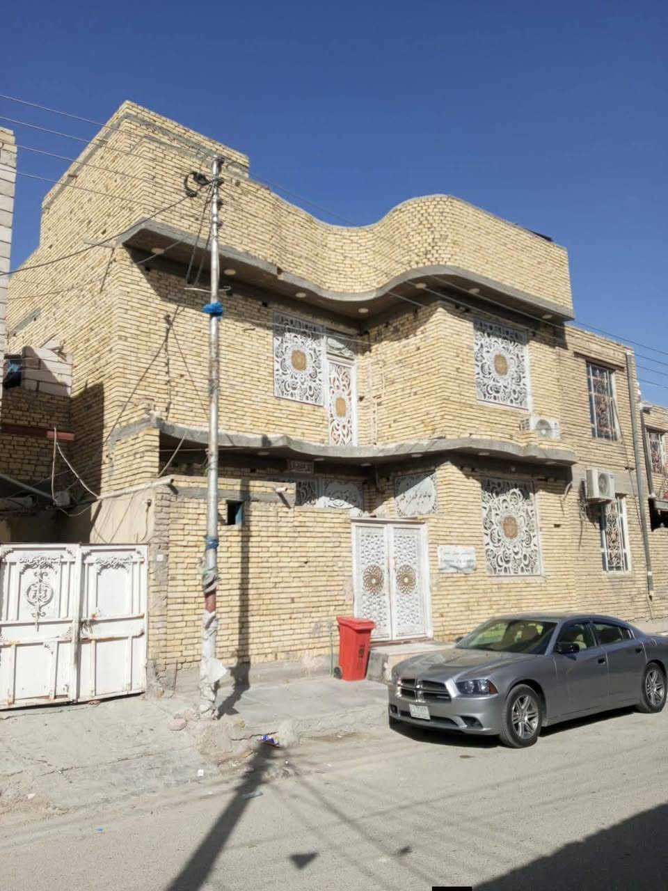 بيت للبيع المساحة 100م 

المكان حي اور الثانيه قرب شارع 30 

طابقين كونكريت بناء حديث 

ط1 غرفة وصاله ومطبخ وستقبال وصحيات داخليه وخارجيه 

ط2 غرفة عدد 3 وصاله وصحيات 
السعر 185 وبي مجال بسيط 
***********
