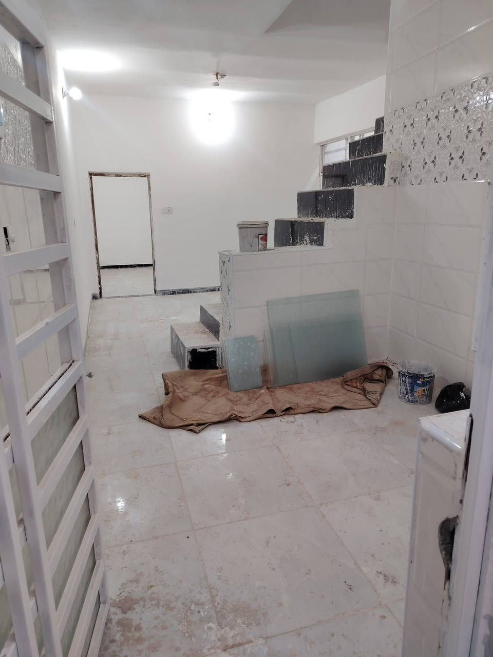 سلام عليكم بيت للبيع مكانه كوفه شارع الحوزه المساحه 100 متر اساس صب كونكريت البناء طابوق السقف اعكاده يحتوي على غرفه وصاله ومطبخ وتخاريج بناء جديد السعر 22 وبي مجال للاستفسار ***********
