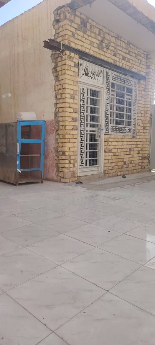 بيت للبيع ٢٠٠م.....يتكون من غرفتين وصاله مطبخ واستقبال ومحلات٢مغلقه.. صب كونكريت. بناء١٧. نضيف جدا.. السعر ***********... شارع المله الرئيسي شارع ١٥ قريب عل فرن..
