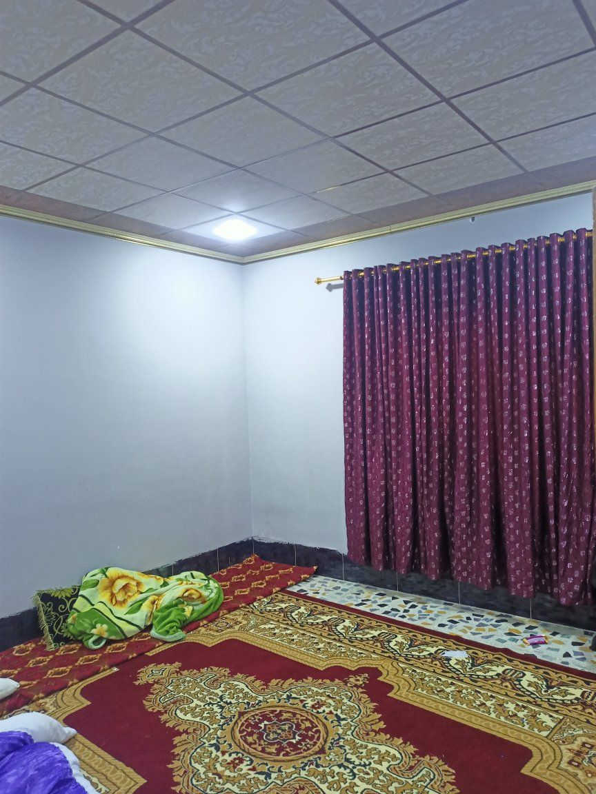 السلام عليكم بيت طابق ارضي للايجار حي الانتصار  مساحة ٢٢٠ متر مكون من غرفتين نوم+هول+استقبال+مطبخ+صحيات داخليه وخارجيه+كراج واسع سعر ٣٠٠ الف مطلوب عائلة صغيره والافضل يكون موظف
للاستفسار الاتصال بالرقم ***********
