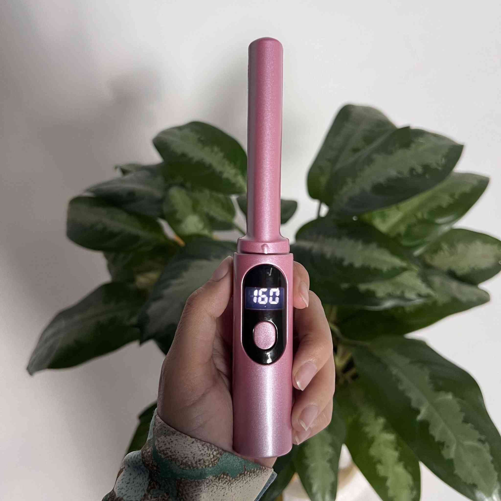 مشط فرد الشعر الحراري اللاسلكي Mini Flat Comb بشاشة رقمية

مشط فرد شعر حراري لاسلكي بتصميم خفيف ومحمول، مزود بشاشة رقمية لعرض درجة الحرارة وتحكم سهل بثلاث مستويات حرارة مختلفة ليناسب أنواع الشعر المختلفة.

• تصميم لاسلكي خفيف الوزن (120 غرام) سهل الحمل والاستخدام

• 3 درجات حرارة: 150° – 160° – 180° مئوية

• شاشة LED رقمية لعرض درجة الحرارة

• بطارية ليثيوم 4000mAh بسعة كبيرة (حتى 70 دقيقة استعداد)

• تسخين بدرجة حرارة ثابتة مع طبقة عناية سيراميكية للشعر

• نوع الاستخدام: فرد وتمليس الشعر
• درجات الحرارة: 150°C – 160°C – 180°C
• الدرجة الافتراضية: 160°C
• زمن التسخين: حوالي دقيقتين إلى 100°C / 5 دقائق إلى 170°C
• القدرة: 7.5 واط
• الفولتية: 3.7V
• الإدخال: 5V–2A
• نوع البطارية: ليثيوم 4000mAh
• الوزن: 120 غرام
• منفذ الشحن: Type-C
• عنصر التسخين: Heating Film
• عرض الدرجة: مؤشر LED

محتويات العلبة:
• مشط فرد شعر حراري لاسلكي
• غطاء حماية (Protective Sleeve)
• كابل شحن USB Type-C
• كتيب تعليمات الاستخدام سامراء, صلاح الدين


**إذا كنت صاحب هذا الإعلان وتريد حذفه لأي سبب، رجاءا أرسل رسالة إلى الدعم الفني**