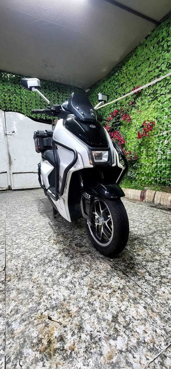 السلام عليكم..دراجه كهربائيه _تيسلا _مستخدم ..مكفوله من الشخط ..وضع وكاله..السرعه _ 90_ الملف 2000.SPORT...المواصفات.. مزود بنظام التحكم في الجر (TCS) لتعزيز الأمان والاستقرار. 
نظام الأمان: يستخدم نظام TCS (Traction Control System) لمنع انزلاق العجلات أو دورانها بشكل مفرط، خاصة على الأسطح الزلقة أو أثناء التسارع المفاجئ. 
الميزات: يراقب النظام سرعة العجلات ويقوم تلقائيًا بتقليل طاقة المحرك إذا اكتشف فقدانًا في التماسك. 
التصميم: يتميز بتصميم عصري مع إضاءة أمامية واضحة وصندوق تخزين خلفي. 
الاستخدام: يوفر هذا النظام ثباتًا أفضل على الطرق المبللة أو غير المستوية. ..السعر (900) قفل ...مكاني بغداد الشعب قرب محكمة الشعب...الشراي يتصل..***********...واتساب موجود
