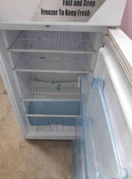 ثلاجه حجم ١٠ فول تجميد وعل الفحص جديده السعر ١٣٠ المكان النجف الجديده الرقم ***********

