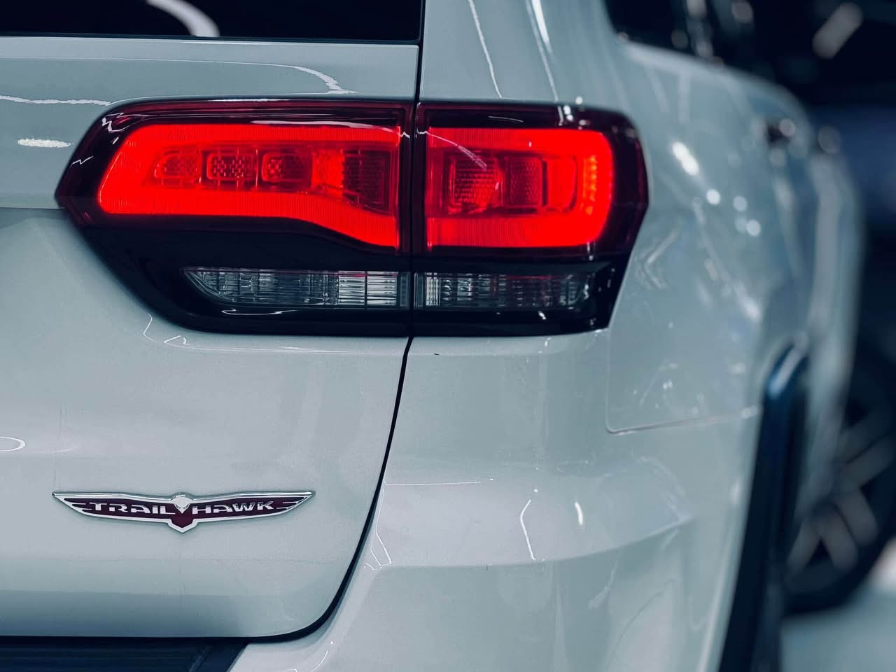 🔺للبـيع /  جيب كراند شيروكي
Jeep Grand Cherokee 2018

🔸اللوحات : (بغداد) .
🔸الضرر : بعض الشخوط في البدي و بدون اي حادث .
🔸الموديل : 2018
🔸الفئة : Trailhawk
🔸حجم المحرك : 5,700L / 8 Cylinder
🔸اللون : أبيـض .
🔸المفتاح : بصمة عدد 2
🔸عداد المسافة : 57 الف ميل .
‏🔸Airbags : جميعها بحالة الوكالة .
🔸نظام الدفع :  ALL - Wheel Drive 
🔸عدد الركاب : 5 راكب
‏🔸(VIN) | 1C4RJFLT3JC449055

🟢 مواصفات اخرى
( المقاعد جلد أسود ، مقاعد أمامية كهرباء مع ميموري ، تدفئة و تبريد للمقاعد الأمامية ، تبريد خلفي ، إشارات ضمن المرايا الجانبية ، حساس النقاط الجانبية العمياء ، رادار أمامي خلفي ، سقف بانورامي ، شاشة كبيرة  ، كاميرا خلفية ، فتح الصندوق كهرباء ، رادار أمامي ، حساسات امامية خلفية ، dual exhaust  ، ويل كب حجم 18 inch )

🔸السعر: ( 210ورقة) 

☎️*********** الاستفسار تصال على رقم 
📍النجف / حي الأمير
