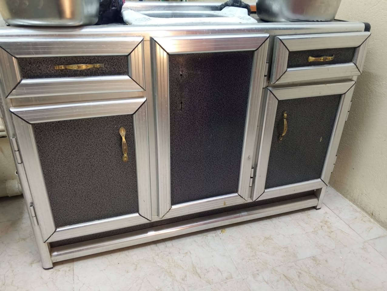 جامخانه سلايت عرض3 متر + ارتفاع 2.5
ميز  مربع عدد/8
ميز مستطيل عدد/2
كراسي عدد/28 
طباخ 3 عيون نضيف 
سنك نضيف 
مغسلة نضيفة 
للاستفسار /***********
