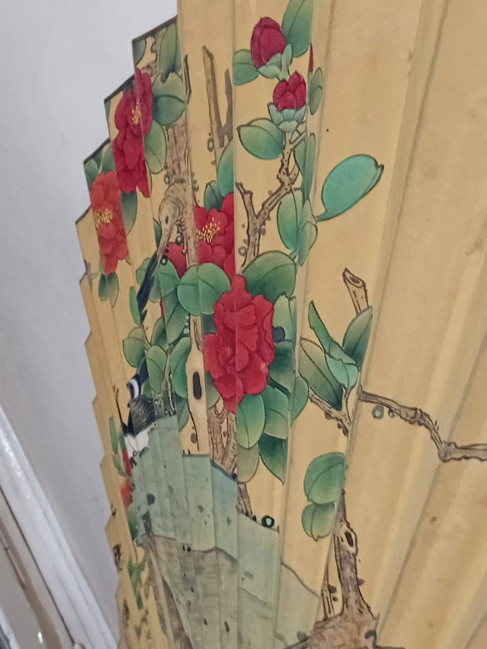 مروحة حائط صينية تقليدية عتيقة - مروحة كبيرة مصنوعة يدويًا من الخيزران والورق
عتيق من أربعينيات القرن العشرين
المواد: الخيزران، الورق، الطلاء
، مصنوعة من الخيزران والورق الأصليين، مصنوعة يدويًا برسم طائرين جالسين على شجرة ورد. الخلفية خضراء ليمونية، والطيور خضراء، وزرقاء، وزرقاء، والورود حمراء ووردية، والكروم بنية وخضراء ومحاطة بالأسود. مزيج رائع من الزهور والطيور المرسومة يدويًا على ورق "عتيق"، وخيزران مطلي، بلمسة نهائية يدوية الصنع متقنة.
يوجد مسماران من الحرير في الخلف للتعليق.
يبلغ طول هذه المروحة أكثر من 43 بوصة عند فتحها، لأنني لم أرغب في إجهادها بتمديد طياتها. يبلغ ارتفاعها 25 بوصة، ولأنها تفتح بمقاومة طفيفة، ولا تتسطح طياتها، يبدو أنها لم تُعرض أبدًا. حالة ممتازة، بدون أي تمزق أو تآكل على الورق أو أضلاع الخيزران. عمل فني رائع..


**إذا كنت صاحب هذا الإعلان وتريد حذفه لأي سبب، رجاءا أرسل رسالة إلى الدعم الفني**