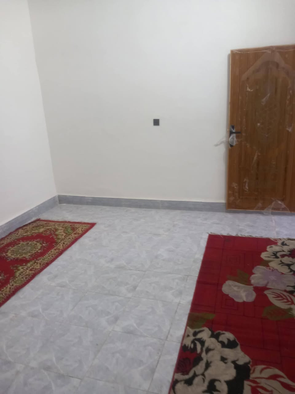 سلام عليكم بيت للبيع المساحه 100 متر زراعي مكانه نجف شارع كربلاء عمود 134 طريق ياعلي مشمول بالتطويب بقرار 320 البيت يبعد عن شارع كربله 300 متر كافة الخدمات تبليط مولد وطني كافة الخدمات بيت نضيف بس الاستقبال ماكامل البيت بناء بلوك عكاده فرمستون الارضيه بورسلين السعر 14 بي مجال رقم الهاتف ***********
