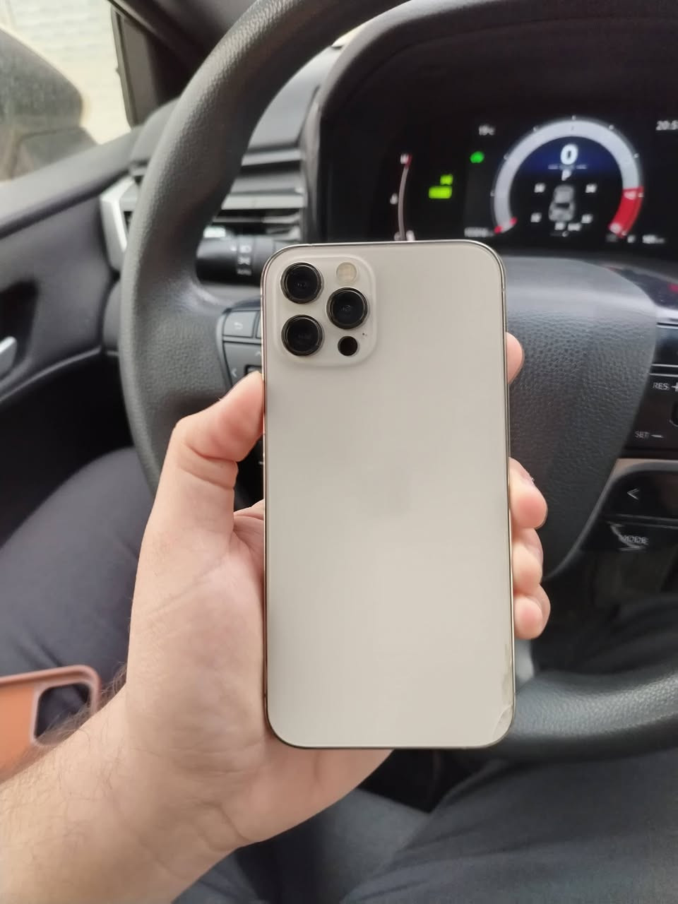سلام عليكم 
ايفون 12 pro الصغير بـ٢٩٠ الف  جهاز بلادي كلشي ممبدل بي فقط الفطر الكلاس والخلفي مثل مموضحات بالصور ذاكرة 256 بطاريه 78 للبيع للاتصال ***********
