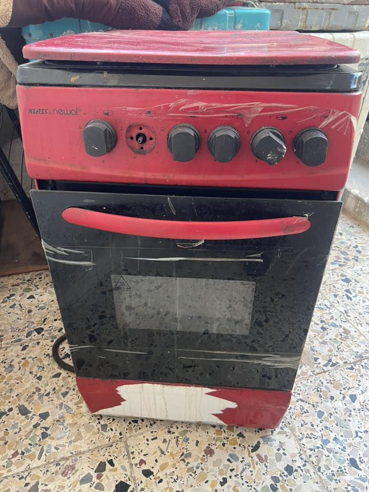 طباخ النوال اربع عيون اثنين يستغلن واثنين يحتاجن كاكات بس الفرن شغال للبيع ب25مكاني الشعب ***********
