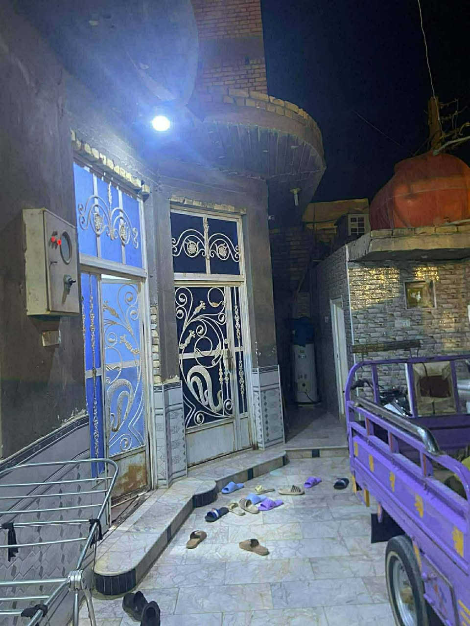 سلام عليكم
بيت بحي الفداء شارع النص مقابيل ابو وسام الوكيل ركن ع شارعين مساحة 200  بناء حديث السعر 280 
رقم الهاتف ***********
