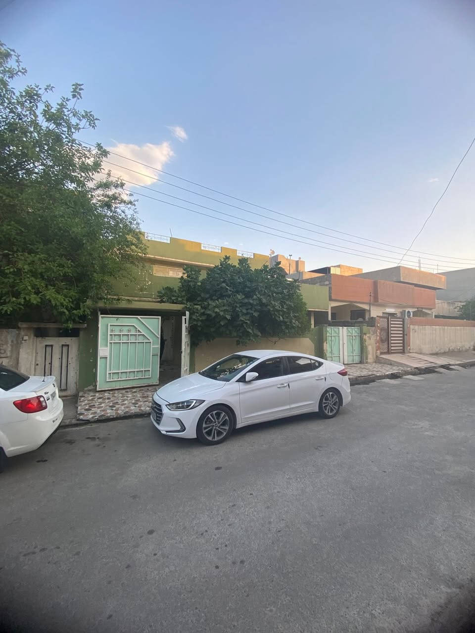 سلام عليكم 
بيت 🏠 للبيع في حي البكر موقع مميز قرب مدرسه الارقام 
بناء قديم مرتب صالح للسكن سند طابو الزهور شرط التحويل 
مساحه البيت 🏠 208 متر واجها 13 متر 
يحتوي البيت 🏠 ع استقبال وهول وغرفتين نوم 🛌 ومطبخ وصحيات ومناور وكراج سياره 
ط2 هول وغرفتين نوم 🛌 وصحيات
للاستفسار عن سعر البيت 🏡 للاتصال ع الارقام 
***********
***********
