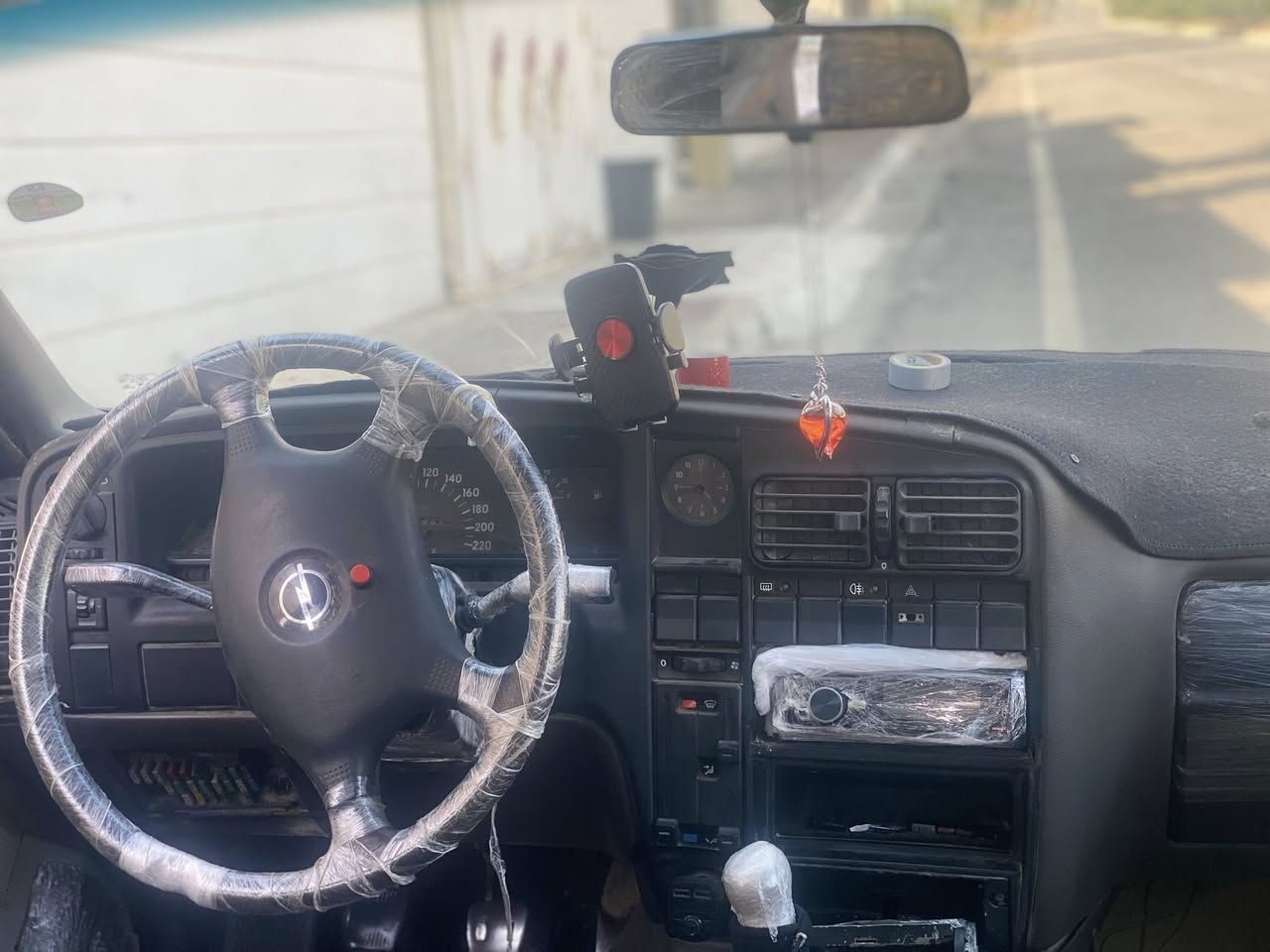 🚗 ئۆپڵ ئۆمیگا ستیشن بۆ فرۆشتن 🚗
سڵاو هاوڕێیان، ئەم ئۆمیگایەم هەیە بۆ فرۆشتن و تەنها بۆ موشتەری ڕاستەقینەیە:
 هەیکەل و دەرەوە: زۆر جوان و پاکە، بەبێ قەڵ و قۆپ و بەبێ شوخت.
 ژووری ناوەوە: ناوەوەی (داخیلی) زۆر جوان و توند و تۆڵ ماوەتەوە.
 مەکینە: ٢٠ قایش پان، مەکینەکەی وەک سەعات ئیش دەکات و بەشەرتی ١٠٠ فیتەر دەیفرۆشم.
 کارەبایی: کارەبایەتی گشتی مەجبووتە و هیچ کێشەیەکی نییە.
 شەرتەکان: سەیارەکە ماڵێکی بێ حەیبە، گێڕ، مەکینە، ئەکسل، و داروبەردی بەشەرتە.
 مەسرەف و نوقسانی: هیچ نوقسانییەکی نییە، بەبێ دوکەڵ، بەبێ غایس، و یەک دەنکە ڕزیوی تێدا نییە.
 بەڵگەنامە: وەرەقەی مرووری نەینەوای لەگەڵە.
⚠️ تێبینی: ئەگەر موشتەری نیت و کڕیار نیت، تکایە سەرم مەهێشێنە و کاتی خۆت و منیش مەگرە.
 نرخ: ١٣ گەڵا ($1,300) و تۆزێک مەجالی تێدایە.
 📍 شوێن: نەحیەی بالیسان
 📞 ژمارەی پەیوەندی: ***********
