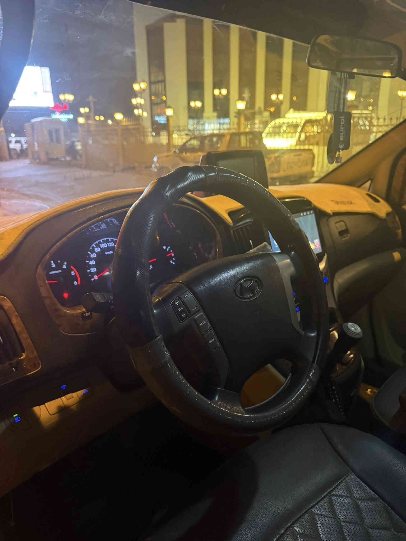 سلام عليكم للبيع هونداي ستاركس مفتوح 
موديل ٢٠١٧ ابيضّ 
فول مواصفات
رقم بغداد اجرة
بأسمي السنويه تحويل مباشر
محرك جديد 
صدر تخم تاير 
باتري جديد 
جاهزة من اي نقص بيهة صبغ جاملغ خلفي ايمن
سيباية ودبل دعاميات وتغليف كشنات جلد سيارة مصروف عليهة 
مكان السيارة بغداد 
***********
***********
