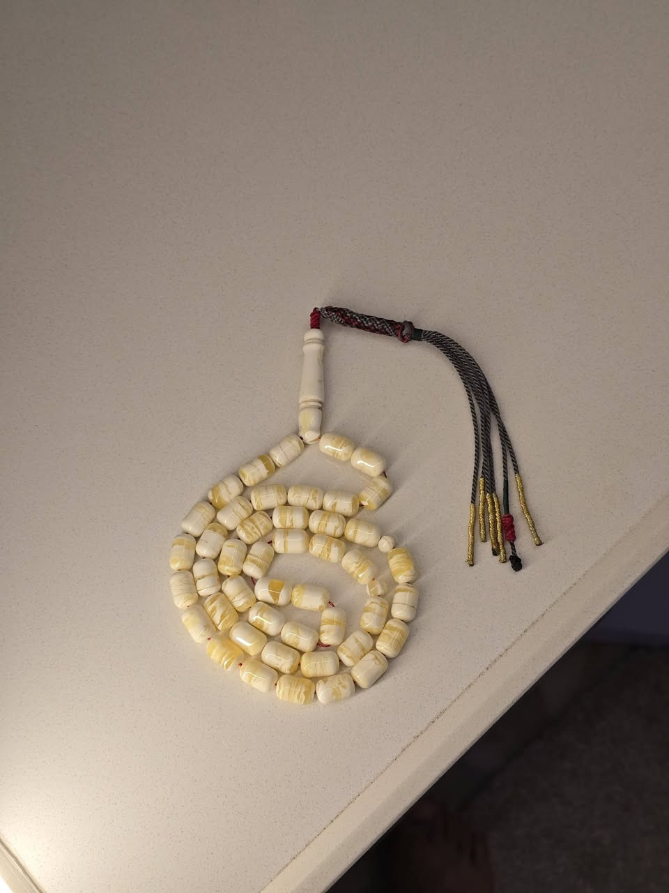 السلام عليكم اخوان مسبحتين سندلس ومستكه كويتي كركوشه VIP وقطع روعه المستكه 45خرزه الوزن 42والسندلس 47خرزه  والوزن 80للمهتم الرقم ***********واتساب او خاص
