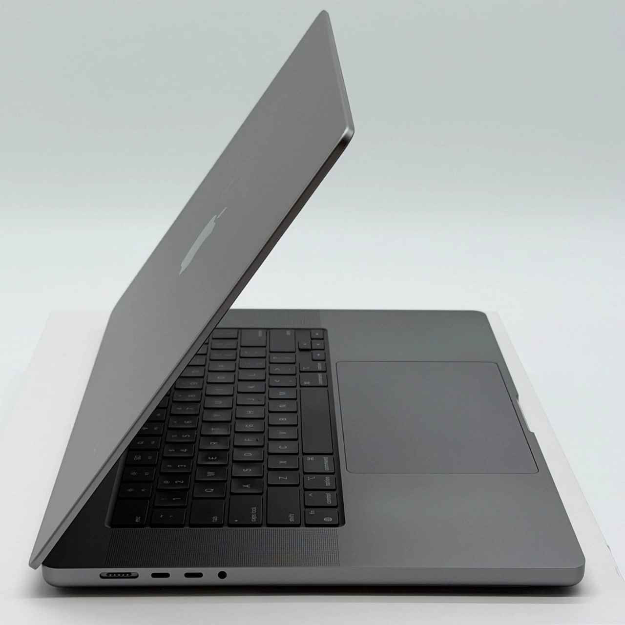2021 Apple M1 Pro
 جهاز نظيف جدا وخالي من العيوب

*****************************************************
الشاشة
Screen Size 16.2" 3456 x 2234
MotionPro 120Hz Liquid Retina XDR
*****************************************************
الرام
Unified Memory 32GB
*****************************************************
التخزين
1TB SSD HARD DRIVE
*****************************************************
كفاءة المعالج ومعالج الرسوميات
المعالج المركزي (CPU): يحتوي على 10 أنوية (8 أنوية للأداء العالي و2 أنوية للكفاءة)

معالج الرسوميات (GPU): مدمج ويحتوي على 16 نواة
*****************************************************
معلومات البطارية
البطارية والشحن (Battery & Power)

عدد دورات الشحن   415       
سعة البطارية    85             
*****************************************************
الشاحنة الاصلية 
*****************************************************
(Space Gray) A2485
*****************************************************
الجهاز والشاحنة فقط بدون الكارتونه
*****************************************************
معاها كفر حماية شفاف

السعر 1,750,000

يوجد توصيل لجميع محافظات العراق موصل, نينوى


**إذا كنت صاحب هذا الإعلان وتريد حذفه لأي سبب، رجاءا أرسل رسالة إلى الدعم الفني**