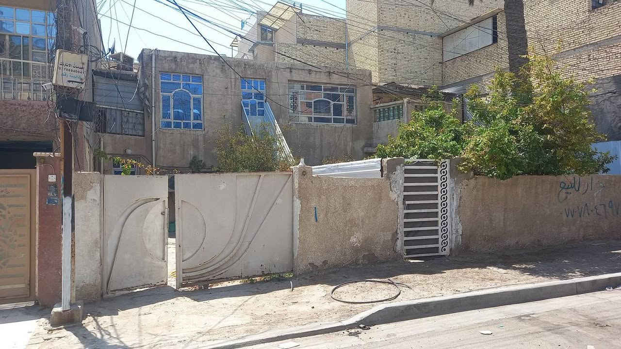 سلام عليكم بيت للبيع مساحه ٣٠٠ نزال ٢٠ واجه ١٥ المكان الشعب شارع عدن خلف بركر دب فرق شارع عن شارع عدن ينباع كاع اي  
تفاصيل اتصل عل رقم 
***********
