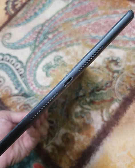 ايباد ٩ و ٦٤ كيكا 
مبدل جام فوق شاشه مع بطاريه جديده 
سعر ١١٠ الف دينار فقط لاغير 
اربيل مكاني قلعه كؤترى سلام 
*********** واتساب  مو شراي لتخابرني
