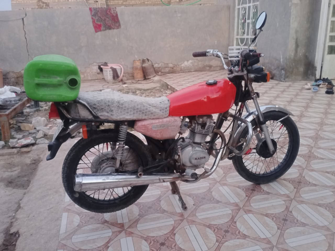 سلام عليكم دراجه ارشه موديل 22  اوراق الدراجه جاهزه دشبول اشاير كلهه شغاله باتري جديد جهاز بريك شغال الدراجه كامله محرك شلعه ومعدل السعر 450 وبيهه مجال المكان بابل القاسم للستفسار ***********
