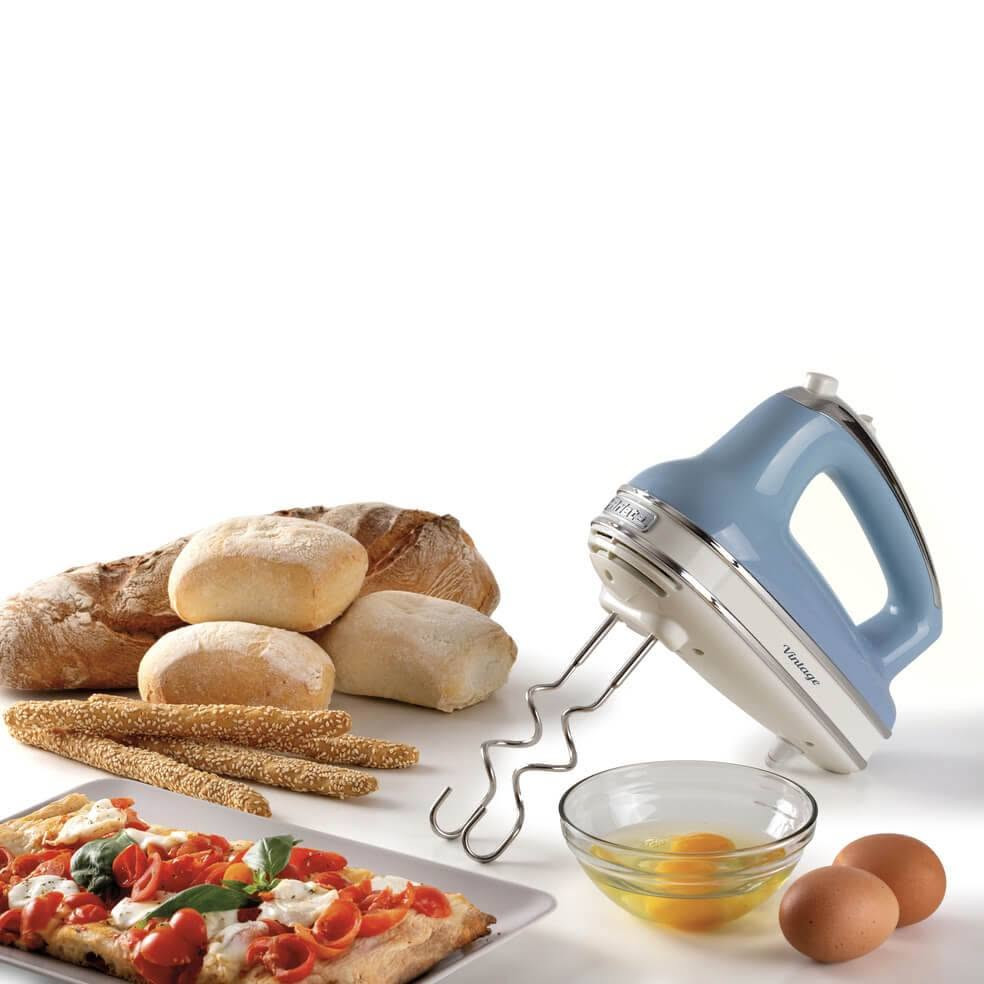 🇮🇹 ariete | VINTAGE HAND MIXER

دقائق قليلة.. لتحضيراتك المثالية 🍰✨

مع خلاط Ariete Vintage
استمتع بخلط المكونات بسهولة وسرعة للحصول على قوام متجانس ونتائج رائعة

✨ قوة 450 واط لأداء فعّال
✨ 5 سرعات + خاصية Turbo لنتائج أسرع
✨ مضارب كهربائية للخفق والعجن بكل سهولة
✨ تصميم كلاسيكي أنيق يضيف لمسة مميزة لمطبخك

الأناقة والقوة في جهاز واحد 🤍

📍 بغداد – الكرادة، بناية سنتر الكرادة
📞 ***********

⸻

🇮🇹 ariete | VINTAGE HAND MIXER

A few moments.. for your perfect creations 🍰✨

With the Ariete Vintage Hand Mixer
enjoy mixing ingredients quickly and easily for smoother, more consistent results

✨ 450W power for efficient performance
✨ 5 speeds + Turbo function for faster results
✨ Electric whisks for whipping and kneading with ease
✨ Classic vintage design that adds a stylish touch to your kitchen

Elegance and power in one device 🤍

📍 Baghdad – Al Karada, Center Al Karada Building
📞 ***********
