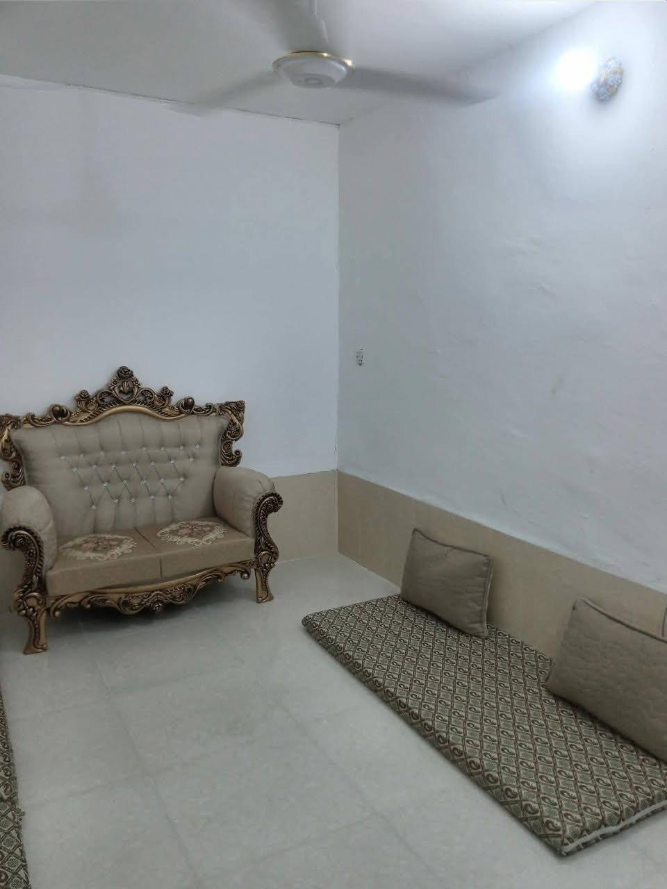 السلام عليكم بيت للبيع طابو صرف بحي الزهراء المدخل الاول حي الشهداء في الخالص المساحة 250 متر يتكون من كراج واستقبال وغرفة نوم عدد ٢ ومطبخ وصالة  صغيرة ومجمع صحيات منفصلة وحديقة خلف البيت السعر 90 مليون  او مراوس بقطعة طابو صرف تجارية بحي المجتبى للتفاصيل اتصال فقط ع الرقم ***********
