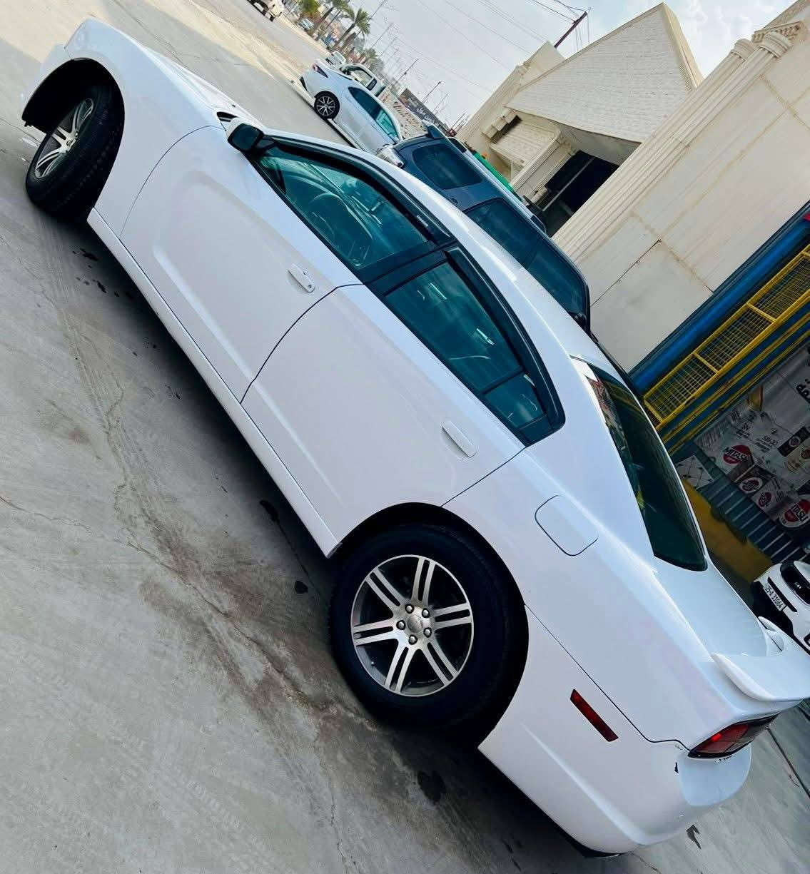 السلام عليكم جارجر 2012 كندي للبيع السيارة جاهزة ما بيها نقص برغي كير ومحرك وأكسل بالشرط تخم تاير جديد صدر امامي خلفي جديد تبريد ثلج رقم اربيل الجديد بأسمي (بصمة شاشة جبيرة محدثة srt كشنات جلد تحكمات كهرباء تبريد قطعتين حساسات خلفية كير عصا) (بيها صبغ بخشم البنيد وشبرين بهلال الجاملغ الخلفي) السعر 140 وبيها مجال للشراي*********** مكاني البصرة مامتواجد ع النت اتصال فقط
