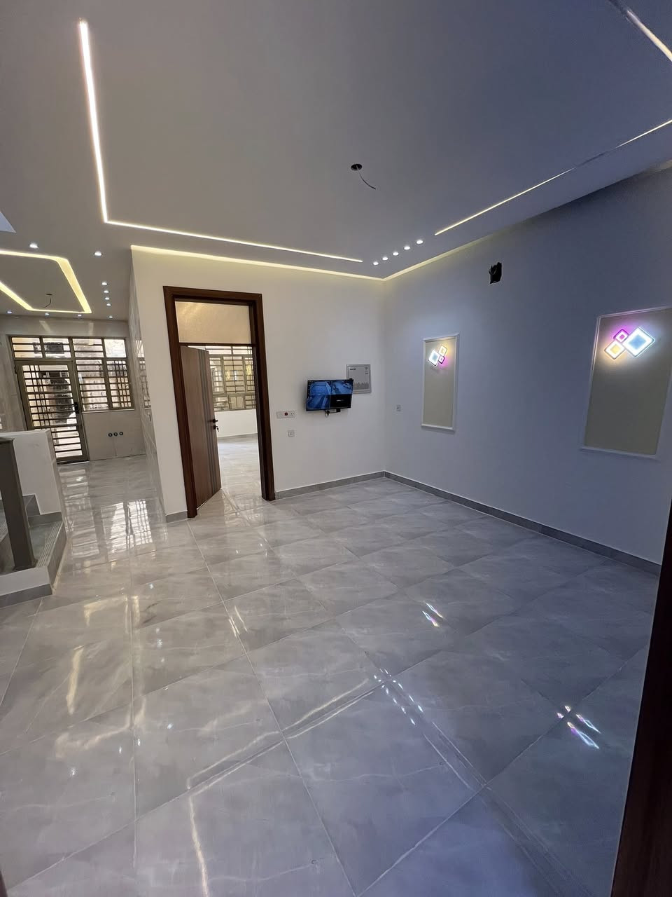 السلام وعليكم دار للبيع المساحة 100متر طابق ونص مفول يحتوي على صالة ومطبخ وحولي كبير وغرفتين نوم وحمام عدد 3 البيت نظام ديكورات جبسن بورد ونظام كامرات شغل درجئ اولى باسمي مباشر تنازل شركة الموقع الدورة البوعيثة مجمع العيثاوي شارع مول ادم  تفاصيل اكثر  للاستفسار (***********)(فقط واتساب***********)
