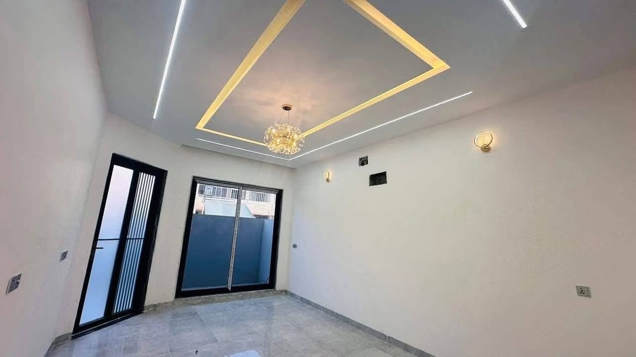 •بيت للبيع في حي النور #حي_نور 
•المساحة 190 متر واجهة 8 متر لكل بيت   
• طابقين بناء حديث فول / شارع تبليط بعرض 12 متر 
•الطابق الاول : غرفتين نوم مع هول واستقبال ومطبخ وصحيات #مكتب_قصر_الامراء_العقاري 
•الطابق الثاني :  خمسة غرف نوم  مع هول وصحيات 
🌍الموقع : حي النور قريب سايدين النور  
📃 سند سكني ملك صرف / شرط القرار التمليك 
للاستفسار حول السعر والتفاصيل الاتصال على الرقم *********** متوفر واتساب ايضا
