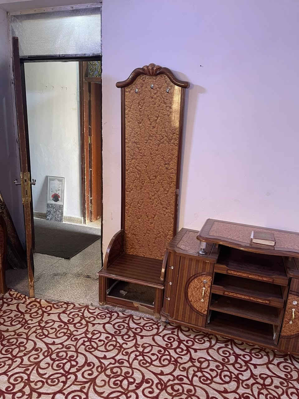 السلام عليكم شقه  مؤثثه طابق ارضي  بالمجمع السكني الاحمر ***********
