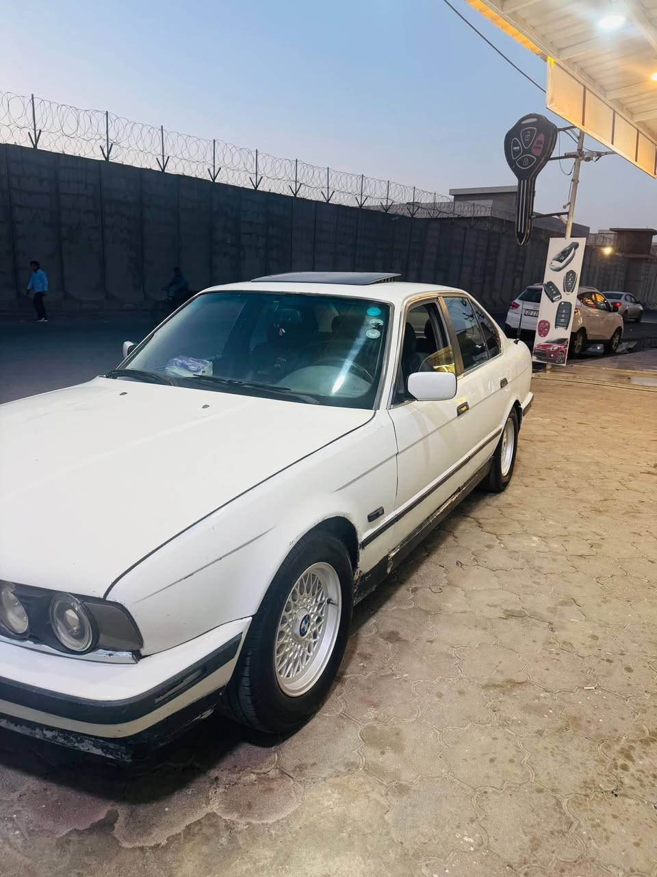 BMW موديل ١٩٩٤ سبى ٥٢٥ مه كينه كه بس بي سلايد ٢ جام كاره با توماتيك مه كينه ديجيته ل ته بريد به شه رتى عام نه بيت عيزام نه بيت  . ٥٥ معامه له له هه وليره *********** أربيل, العراق
