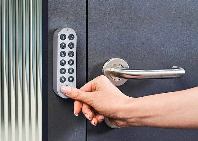 قفل باب سمارت 
🔐 قفل ذكي LOCKIN
يتكوّن من 3 قطع رئيسية:
1️⃣ القفل الرئيسي
يقفل ويفتح الباب بدون مفتاح
يعمل برقم سري أو عن طريق الموبايل
2️⃣ لوحة الأرقام (الكيباد)
إدخال الرمز لفتح وقفل الباب
توفر أمان وسهولة بالاستخدام
3️⃣ القطعة البيضاء (زر بحسّاس)
بيها حسّاس لمس
مجرد لمسها من داخل البيت ➜ الباب ينفتح
ما تحتاج رمز ولا موبايل
متوفر توصيل الى جميع محافظات العراق 5 الف 
🔷للحجز خاص ماسنجر او واتساب
🔷رقم الواتساب ***********
